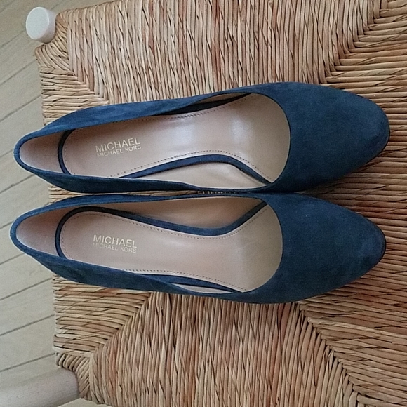 🆕️Michael Kors Navy Seude Pumps size 8 - Picture 7 of 7
